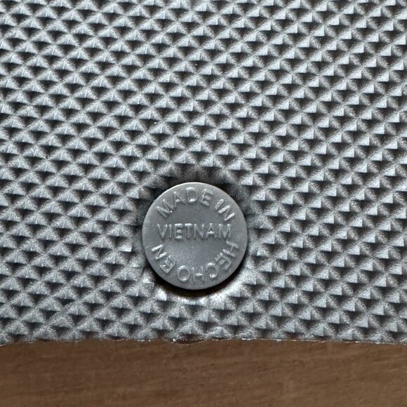 Old Navy Grey Oyster Flip-Flop Sandals for Kids (Partially Plant-Based) - Picture 5 of 9